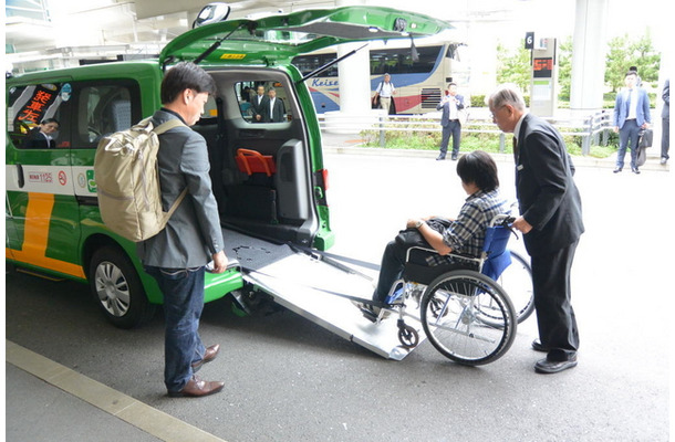 UD/ワゴンタクシー専用レーン運用開始に伴う発車式