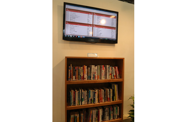 「RFIDスマートシェルフ」で書籍のRFIDタグを読み取り、書棚の1段単位で把握。本来の位置と違う場所にあっても簡単に見つけだすことが出来る（撮影：防犯システム取材班）