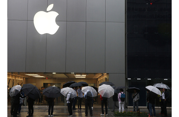 発売日のApple Store 銀座の様子 (C) Getty Images