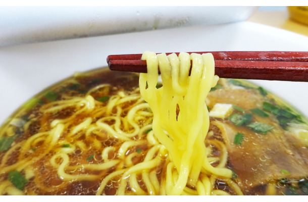 箸の上を滑るようなツルツル感が際立つ麺