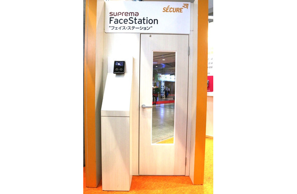 顔認証による認証機能を備えた「FaceStation」。ハンズフリーでの運用ができるため食品工場向けの入退室管理システムとして来場者の高い関心を集めていた（撮影：防犯システム取材班）