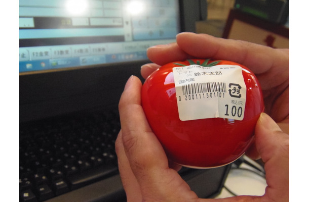 NTT東日本のASP型産地直売システム「1，2，の産直」。果物にラベルプリンターを張り付けて店頭に並べる。POS側から売上がクラウドに蓄えられ、集計や分析が可能に