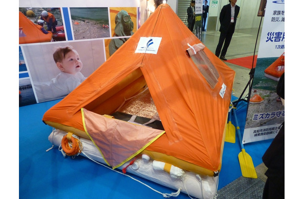 5人用モデルは四角形で、10人用モデルは六角形。屋内の避難先でもプライバシー確保のためのテントとして使用でき、万一の際にはボートとして使える（撮影：防犯システム取材班）