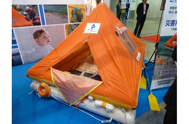 5人用モデルは四角形で、10人用モデルは六角形。屋内の避難先でもプライバシー確保のためのテントとして使用でき、万一の際にはボートとして使える（撮影：防犯システム取材班）
