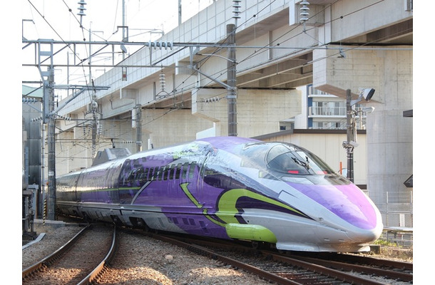 「エヴァンゲリオン」に似たデザインで装飾された山陽新幹線500系「500 TYPE EVA」。11月7日から新大阪～博多間で運行される。