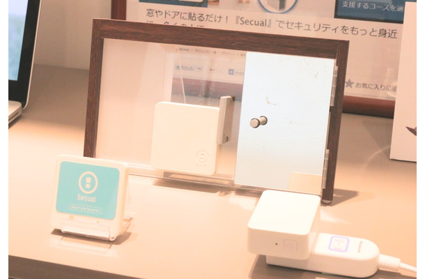 「Secual」の展示。センサー端末とゲートウェイ端末で構成された製品となる（撮影：防犯システム取材班）