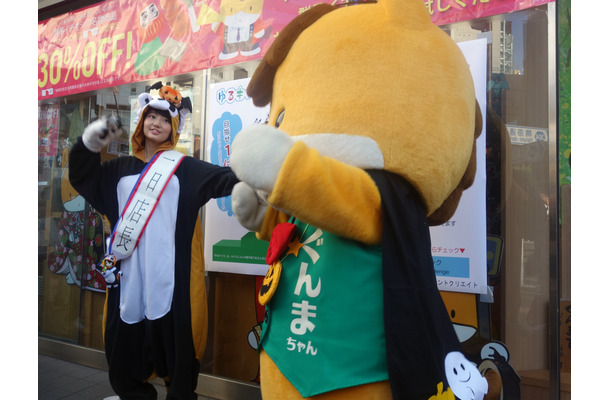 新井愛瞳扮する「あらいぐんまちゃん。」と昨年ゆるキャラグランプリで優勝した「ぐんまちゃん」