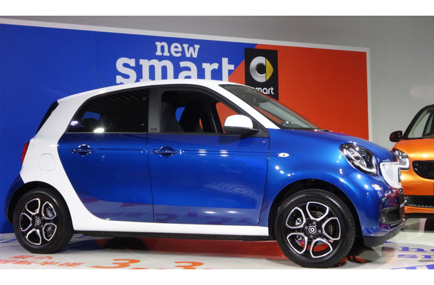 相葉が乗って現れたミッドナイトブルー×ホワイトの「smart forfour passion」