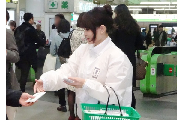 新宿駅でのノベルティサンプリング（11月2日）