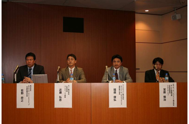 左より、VRI 代表取締役社長 荻野欣之氏、ヤフー 広告本部 マーケティング部長 近藤弘忠氏、マイクロソフト MDASセールス＆プラニング 業務執行役員 福徳俊弘氏、NTTレゾナント ポータル事業本部 広告営業部門 シニアマネージャー 宮原慎治氏