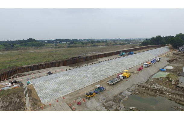 破堤部の応急復旧が完了した鬼怒川左岸（提供：関東地方整備局）