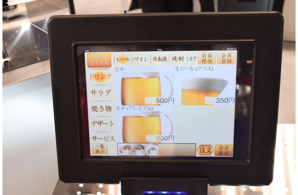 「ワイヤレスセキュリティ」の本体ケースに入ったタブレット。持ち出しだけでなくケースを分解しようとしてもアラームが鳴る（撮影：防犯システム取材班）