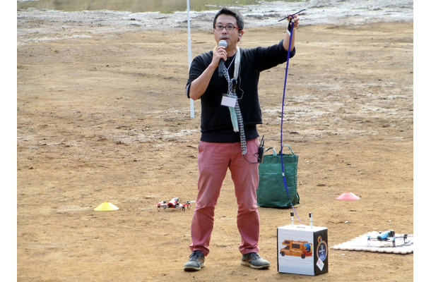 ドローンを用いた防災プロジェクトを推進している青山学院大学の古橋教授。国内では大規模なドローンレースを開催できる場所や条件は厳しいが、防災プロジェクトの啓蒙も含めて、今後も継続して行きたい意向とのこと（撮影：防犯システム取材班）