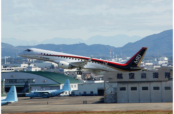 愛知県営名古屋空港から離陸していくMRJ。スムーズな上昇だった。