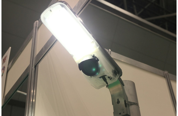 同社のブースに展示されていたエルミテルシリーズの実機。照明と防犯カメラが一体ながら低価格の製品となっている（撮影：防犯システム取材班）