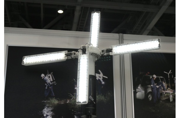 充電式特殊LED投光器「X-teraso」の実機。4本のアームは自由に角度調節でき、それにより照射範囲の調整が可能だ（撮影：防犯システム取材班）