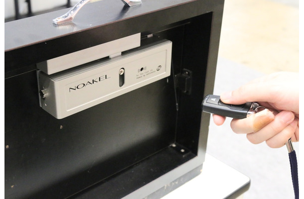 専用のリモコンキーで施錠・解錠が行える「NOAKEL」。リモコンの数、電話解除器や内蔵型非常解除器の有無の違いにより4種類のセットがラインナップされている（撮影：防犯システム取材班）