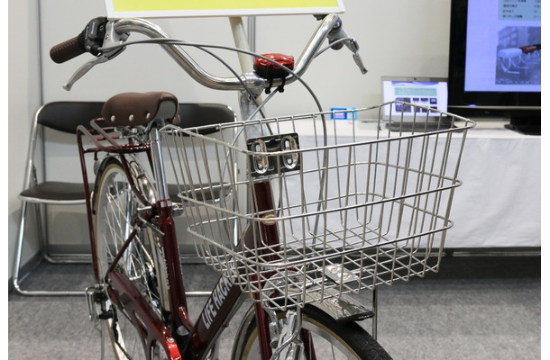 今回は自転車のハンドルにIDタグを内蔵したLEDライトを設置するという形で展示が行われた（撮影：防犯システム取材班）