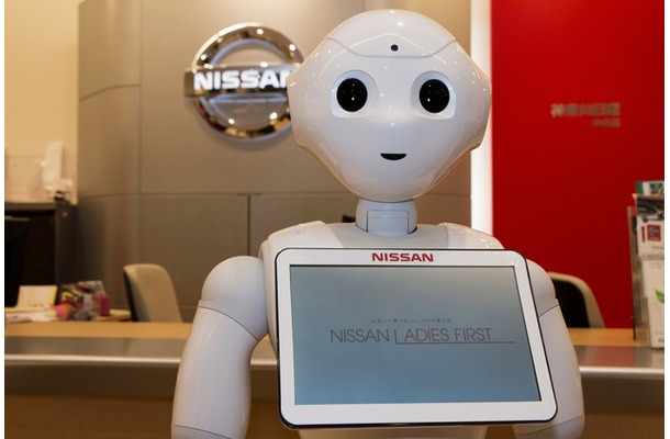 日産が導入した人型ロボット Pepper