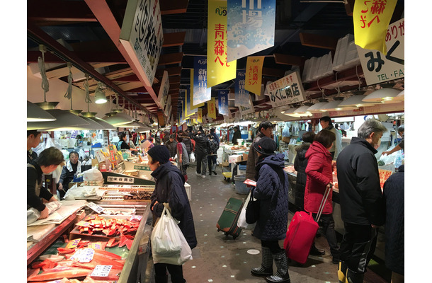 商業施設の地下に、70店近い商店が軒を並べる