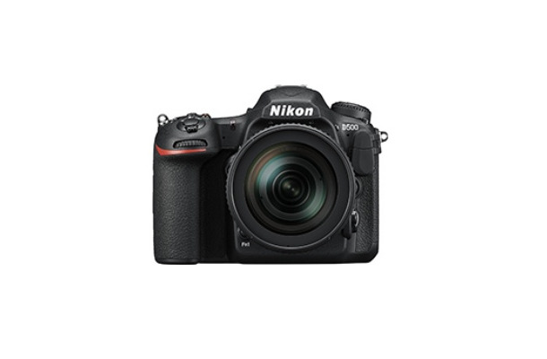 新製品のデジタル一眼レフカメラ「ニコン D500」