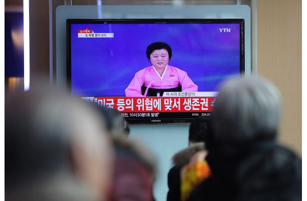 韓国・ソウル駅で、北朝鮮が水爆実験を行ったというテレビ報道を観ている韓国の人々（c）Getty Images