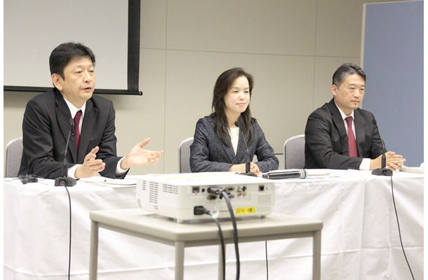 記者団の質問に答る、(左から)カスタマーサービス・カンパニーの小早川氏、佐藤氏、眞田氏
