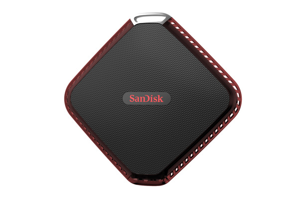 「エクストリーム510ポータブルSSD」はスマホの約半分と小型軽量。付属ソフトのSanDisk SecureAccessを使用して、128ビットAES暗号化のファイル保護にも対応している（画像はプレスリリースより）