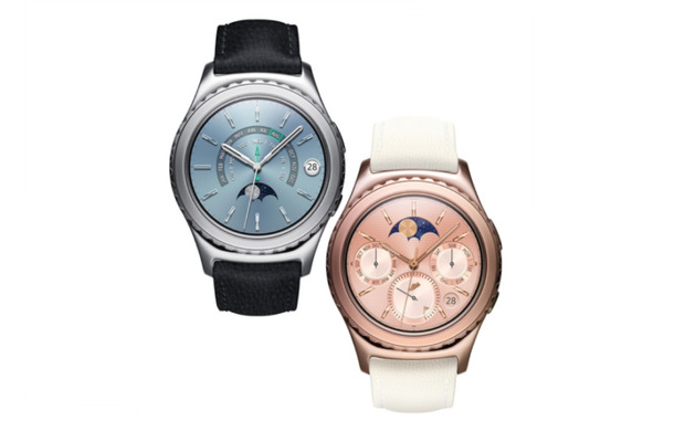 CES 2016で披露したスマートウォッチ「Gear S2 Classic」の新色モデル、ローズゴールドとプラチナ