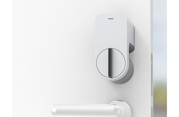 「Qrio Smart Lock」はドアのサムターンに設置し、スマートフォンで鍵の開閉ができるようにするデバイス。合鍵の作製や鍵の受け渡しなしで権限を一時的にシェアすることで鍵管理の効率化が可能だ（画像はプレスリリースより）