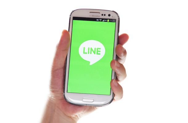 「ユーザーが企業から情報を取得する方法」として、LINEなどSNSの活用が進んでいる (C)Getty Images