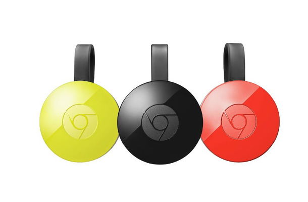 小さく、丸いデザインを採用。平型コードが付属する新型「Chromecast」