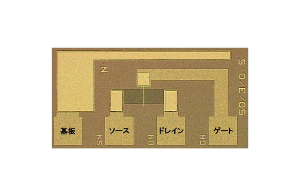 Fe-NANDフラッシュメモリーのためのFeFET光学顕微鏡写真　ゲート長3&micro;m、ゲート幅50&micro;m