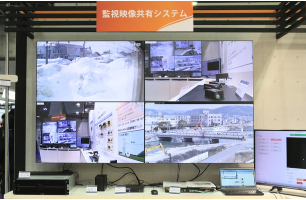 兵庫県加古川市に設置された河川監視カメラ、北海道沼田町に設置された監視カメラ、同社ブースに設置された2台の監視カメラ、計4台のリアルタイム表示の様子（撮影：防犯システム取材班）