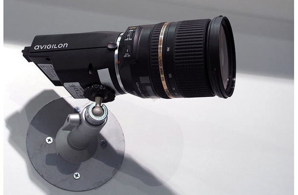 「Avigilon」の7Kカメラ。動画の圧縮方式はH.264に対応し、レンズは、EFマウントに対応したものを使用する（撮影：防犯システム取材班）