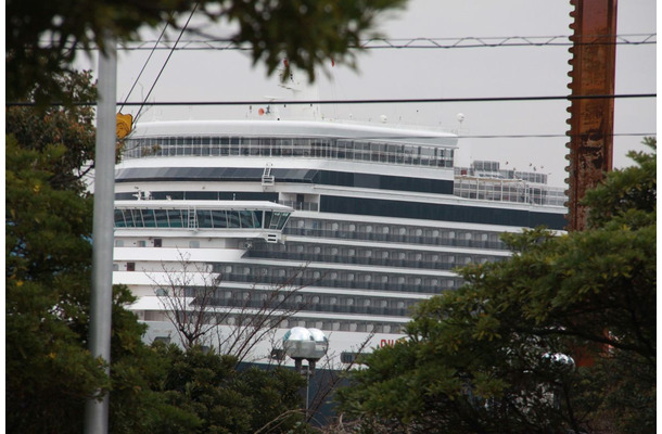 木や建物の影から少しだけ見える