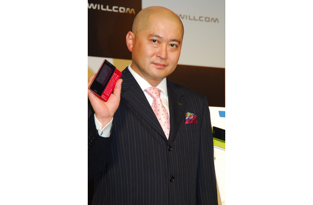 WILLCOM 03を手にする代表取締役社長の喜久川政樹氏