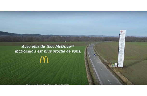 「1000店舗以上のマックドライブで、マクドナルドは、よりあなたの身近に」（動画「McDonald's Panneau directionnel #McDriveKing」より）
