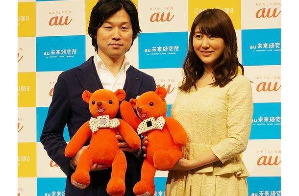 au未来研究所で開発されたぬいぐるみ型のコミュニケーションツール「Comi Kuma（コミクマ）」