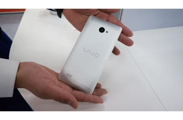 「VAIO Phone Biz」のアルミニウム削り出し筐体。店頭で触って、感触を確かめてほしい