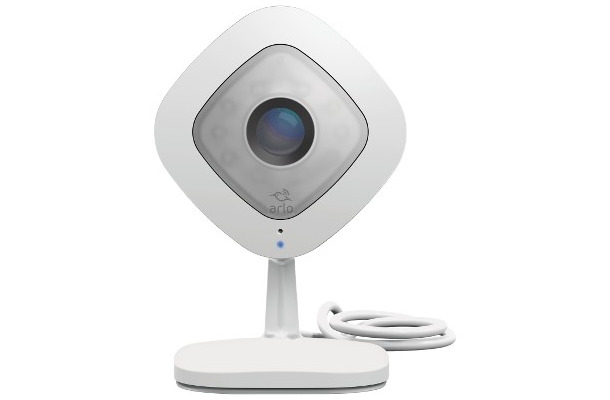 昨年7月に発売された「Arlo」の屋内専用ニューモデル「Arlo Q」。解像度や画角が「Arlo」より向上し、音声通話も可能になった（画像は公式Webサイトより）