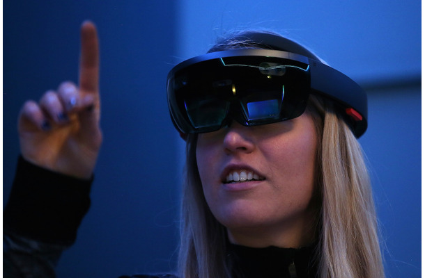 Microsoftのヘッドマウントディスプレイ「HoloLens」（c）Getty Images