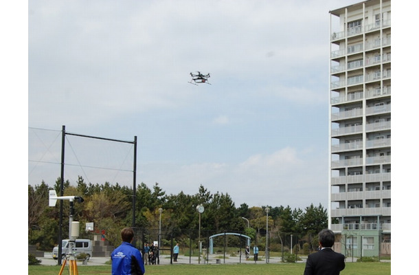 マンション屋上に物資を運ぶ デモンストレーション飛行の様子（ウェザーニューズのリリースより）