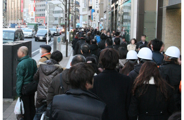 東日本大震災の際に発生した徒歩帰宅者による混雑（撮影：防犯システム取材班）