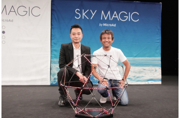 クリエイティブディレクターに就任した高城剛氏(右)とマイクロアド社の渡辺健太郎氏(左)
