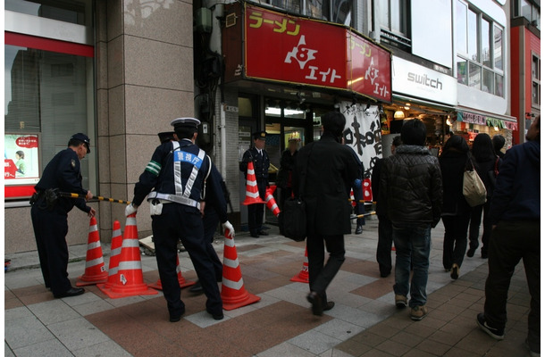 東日本大震災による揺れで外壁が崩れ落ちた築年数が古いビル。震災発生後、30分後にはすでに警察官が駆けつけ、交通整理を行っていた（撮影：防犯システム取材班）