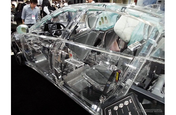 デトロイトモーターショー16で話題となったアクリルカー「ZF's acrylic car」を展示したゼット・エフ・ジャパン（人とくるまのテクノロジー展2016横浜）