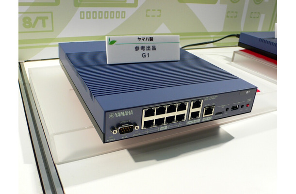 　Interop Tokyo 2008のヤマハと住商情報システムのブースでは、3.5G携帯電話を回線に利用できる拠点間ルータ「G1」を展示している。