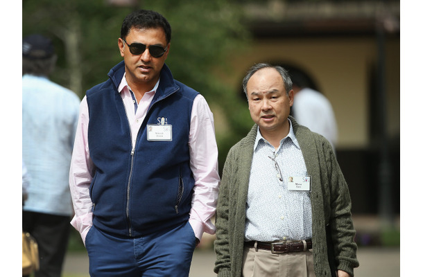 ニケシュ・アローラ氏（左）と孫正義氏（右） （C）Getty Images