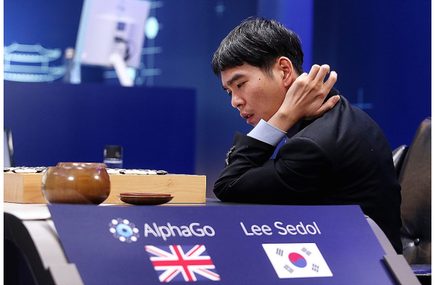 Google傘下のDeepMindが開発した人工知能「アルファ碁」（AlphaGo）と李世ドル氏の対局　（C）Getty Images